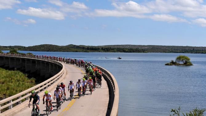 The peloton ride past the lake La Florida