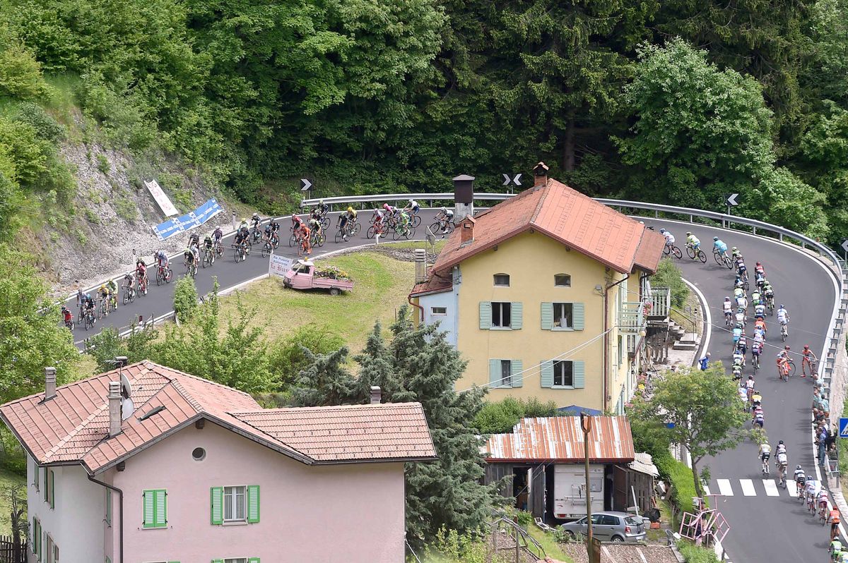 The peloton twists and turn through the mountains