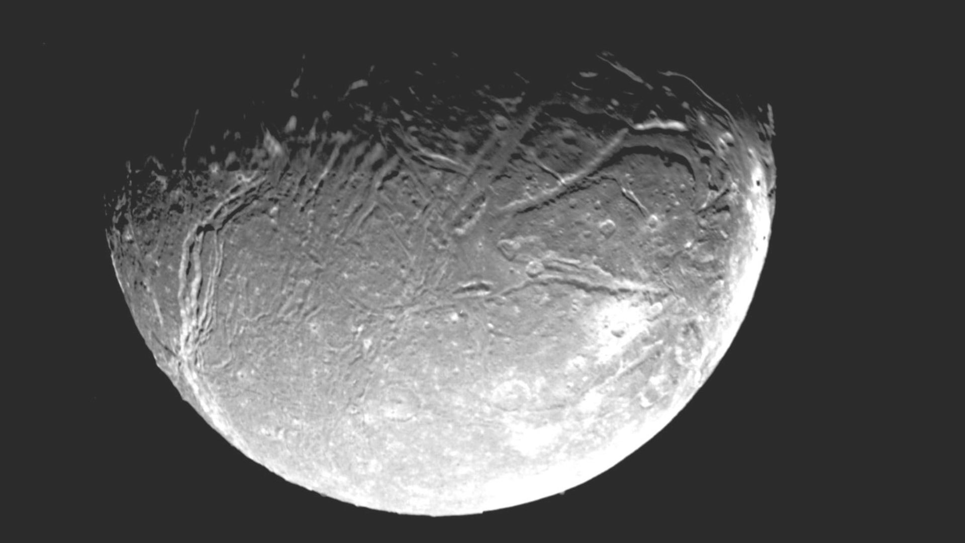 Gambar paling detail di Voyager 2 dari Ariel, bulan Uranus, diambil pada tahun 1986.