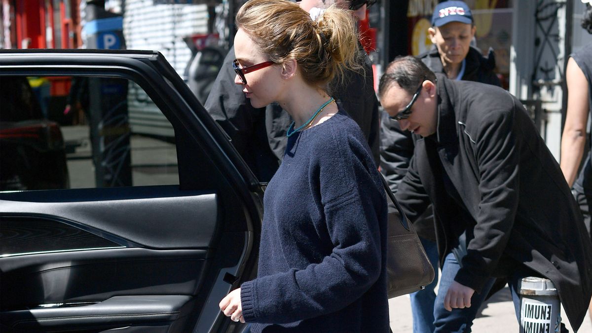 Not Jeans, Not Trousers—NY It Girls Will Be Wearing Flats With This Chic Pant Trend All Summer