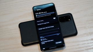 Charging a Galaxy phone with another Galaxy phone using wireless power share