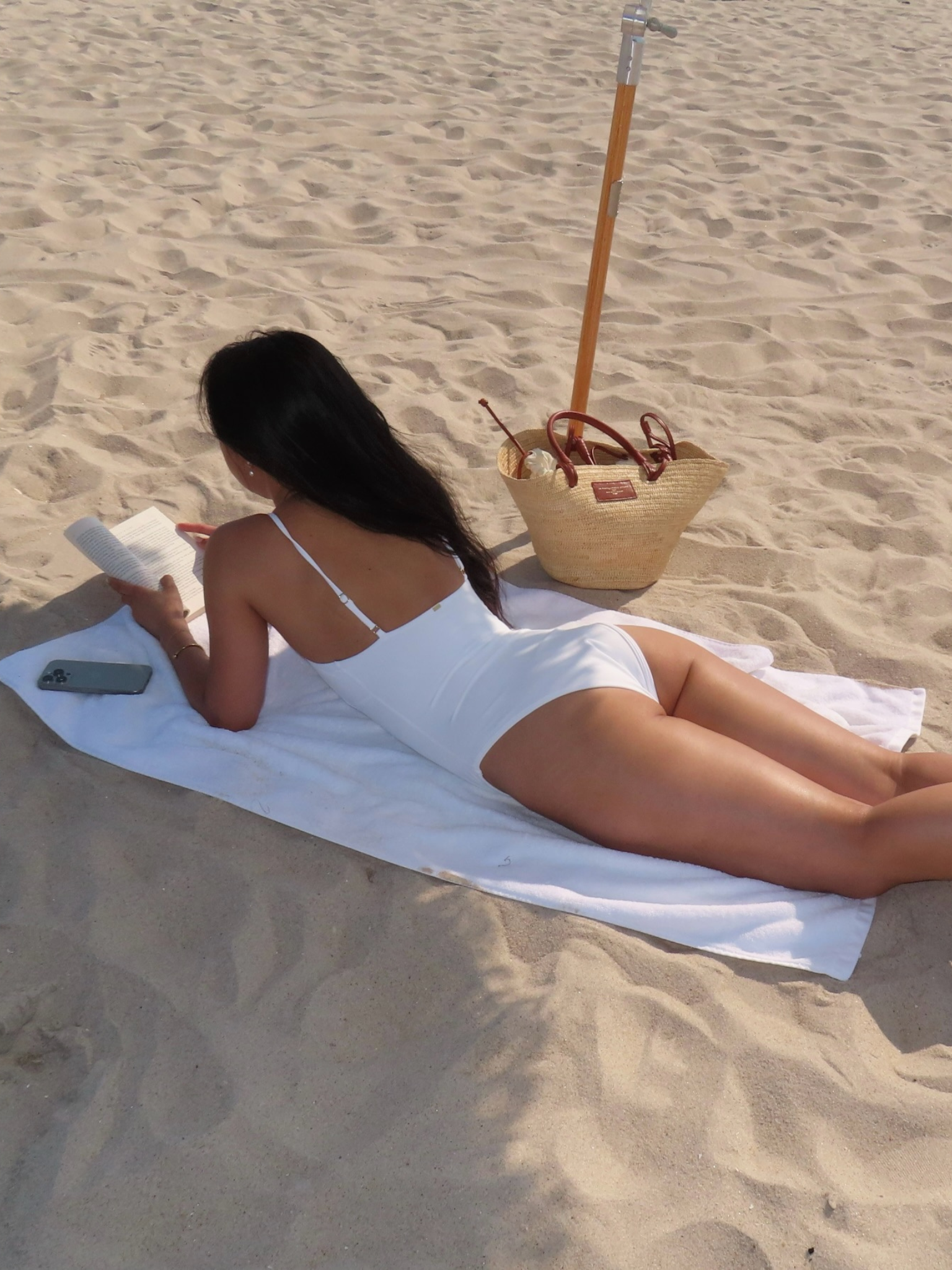 @leatngu lying on the beach reading