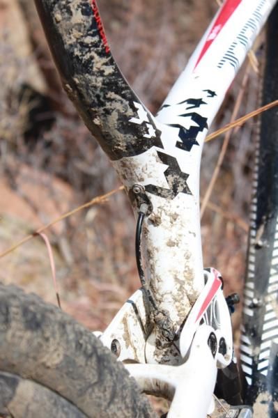 All of the cables, including the rear brake's hydraulic line, are internally routed through the main frame