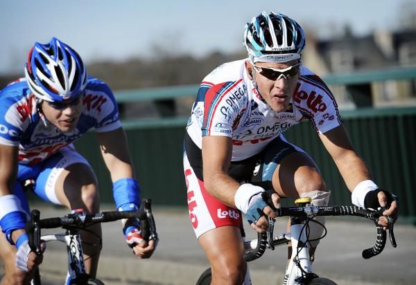 Philippe Gilbert (Omega Pharma-Lotto) with Tom Veelers in a short-lived break.