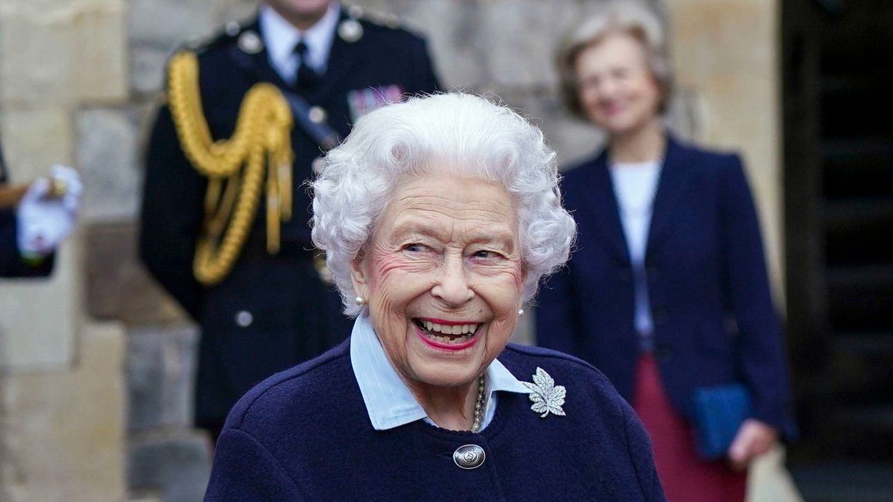 Queen&#039;s &#039;megawatt smile&#039; after hospital stay reassures fans 