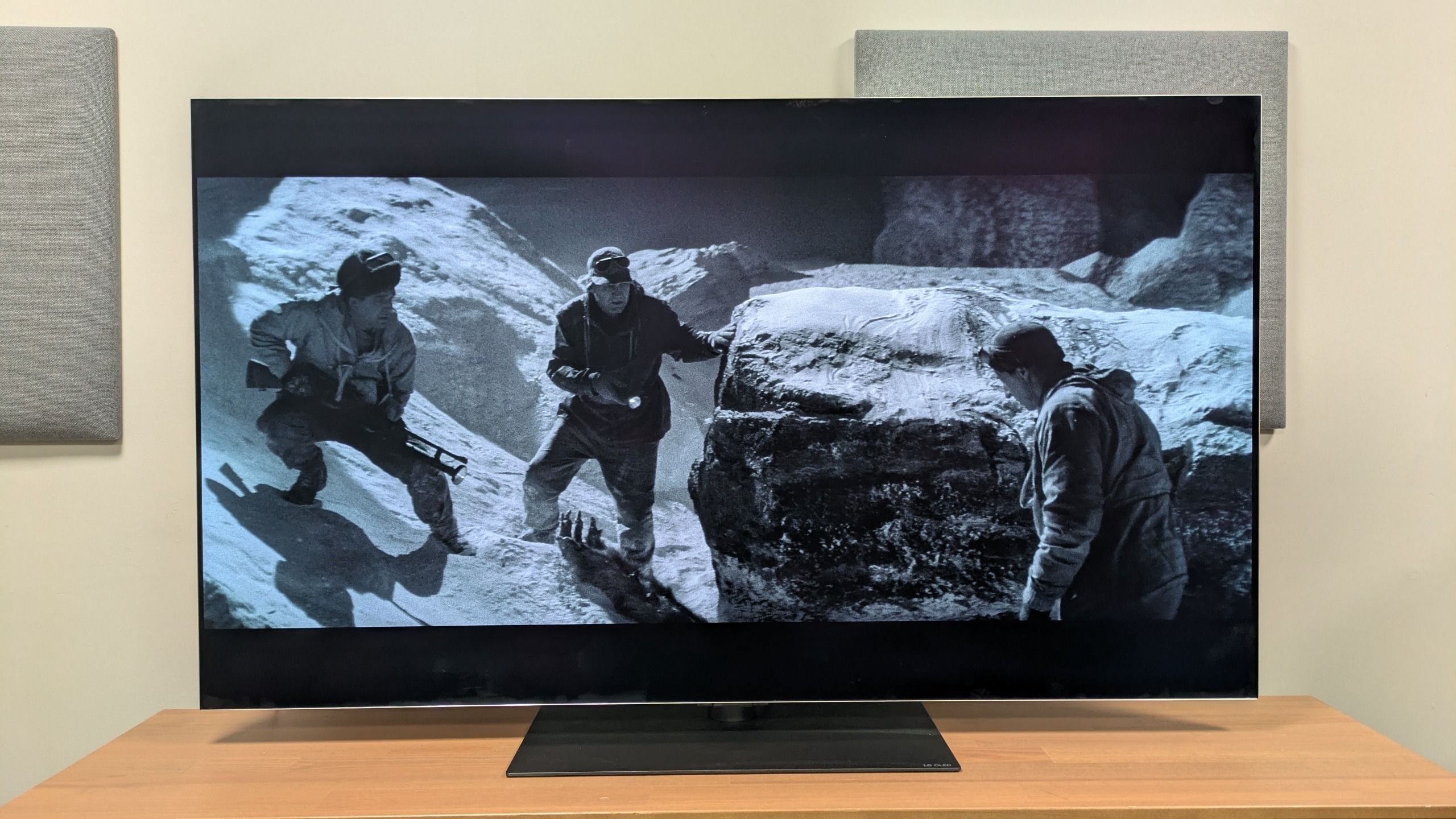 The Abominable Snowman (1957) 4K Blu-ray on lg g6 showing explorers stood by rock in snow