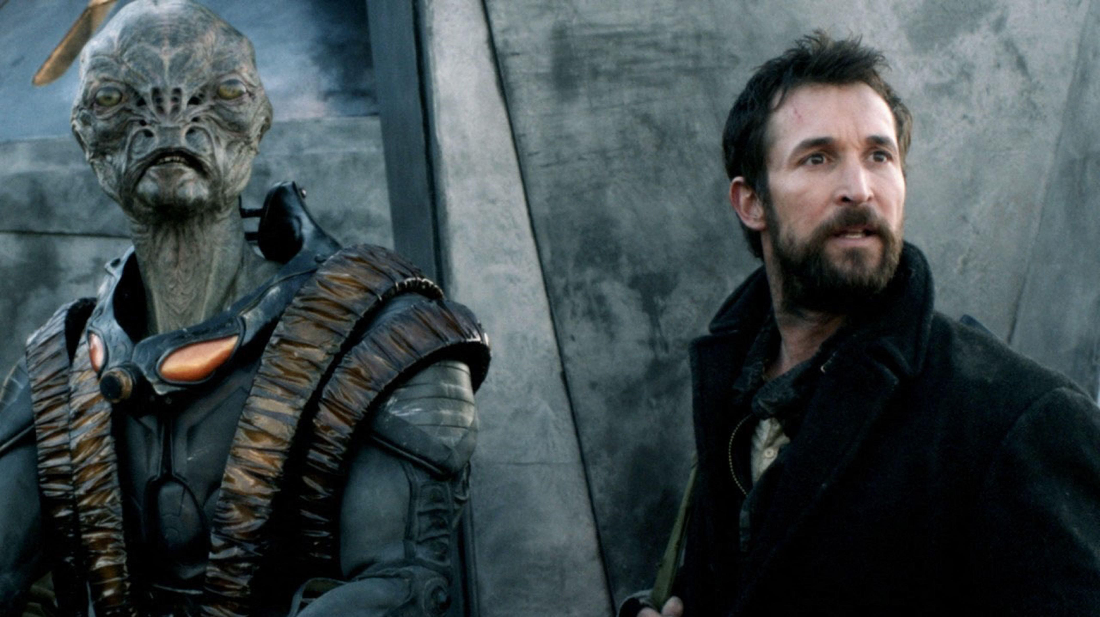 An alien and Tom Mason (Noah Wyle) in a scene from "Falling Skies" season 4