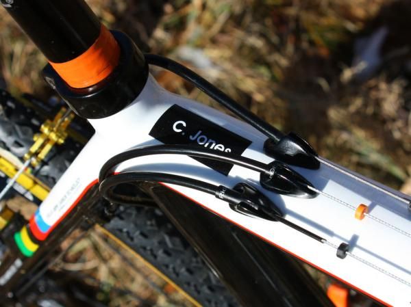 Top tube routing helps keep the cables protected from mud.