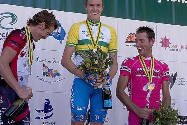 The medallists (l-r) David Kemp (2nd), Travis Meyer (1st), and Damien Turner (3rd) share a moment on the podium.