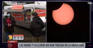 TVN Chile public channel interviewed locals in Licanray, Chile who had gathered to witness the total solar eclipse on December 14, 2020. This Koro cart, 'Churrolandia', was feeding tourists. He has been working in Likanrai for 30 years, according to the broadcast.