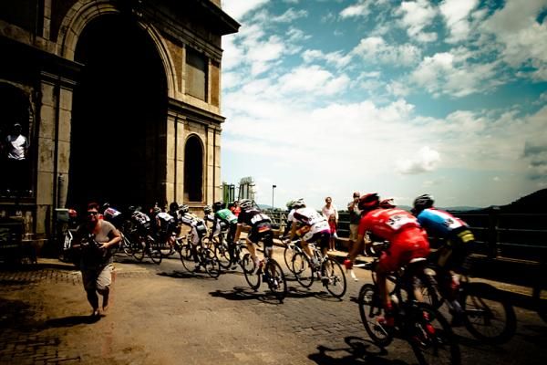 The peloton enters the tunnel at the Hartebeespoort dam