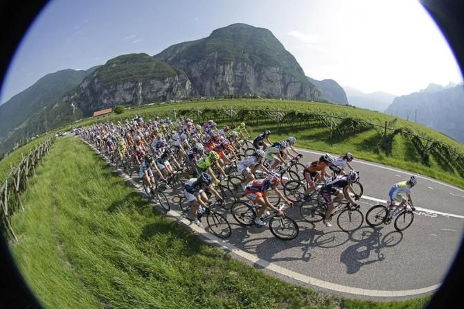 The peloton in action during stage 1b at the women's Giro del Trentino