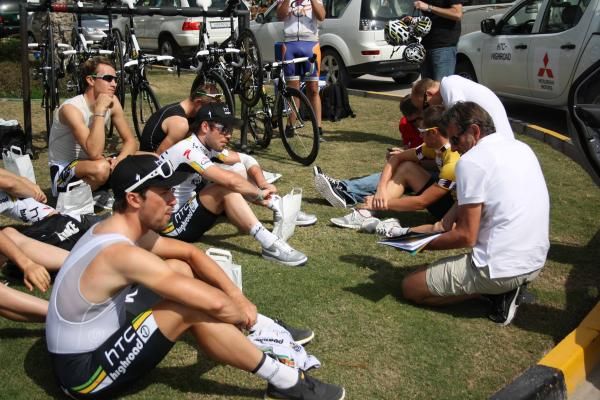 HTC-Highroad talks tactics before the start.