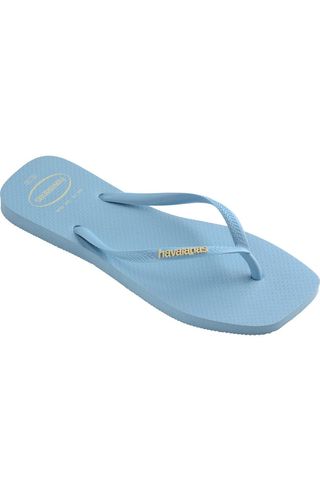 b8NGviWXTEfjgfWQkKPCxZ-320-80 وجد Gigi Hadid الفستان الذي يبدو أفضل مع Flip-Flops