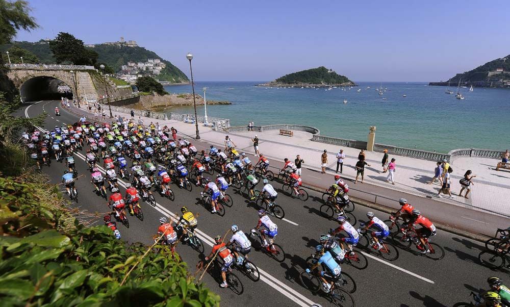 The peloton roll through at the Clasica San Sebastian 2018
