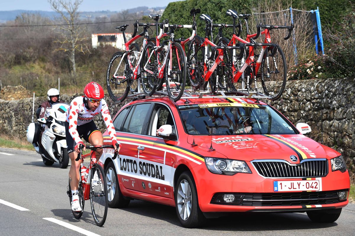 De Gendt at his team car