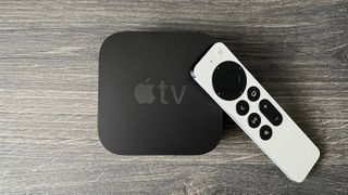 Apple TV 4K (2021) puisella pöydällä