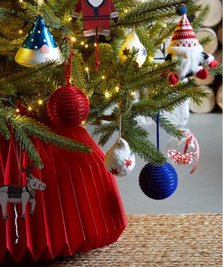 Christmas tree skirt ideas with red tree collar