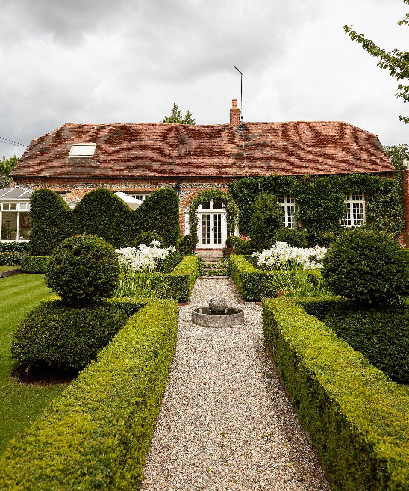 Garden path ideas – create a beautiful walkway with the right materials