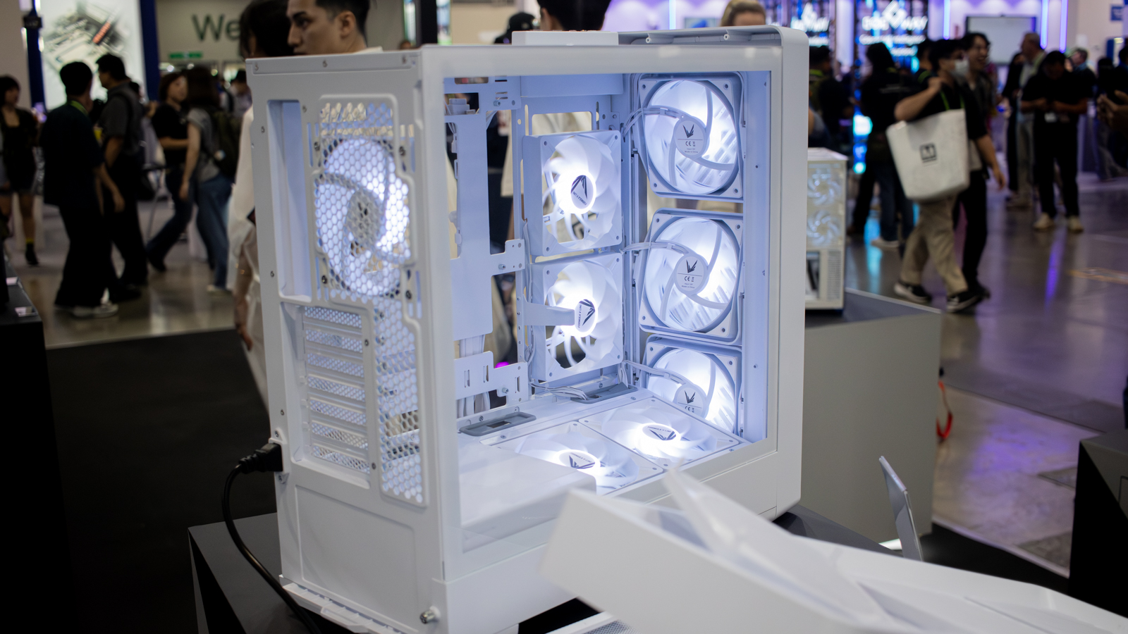The FormulaV Line Air Power G10 PC case