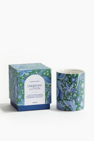 Darjeeling Cotton Scented Candle in a Ceramic Holder