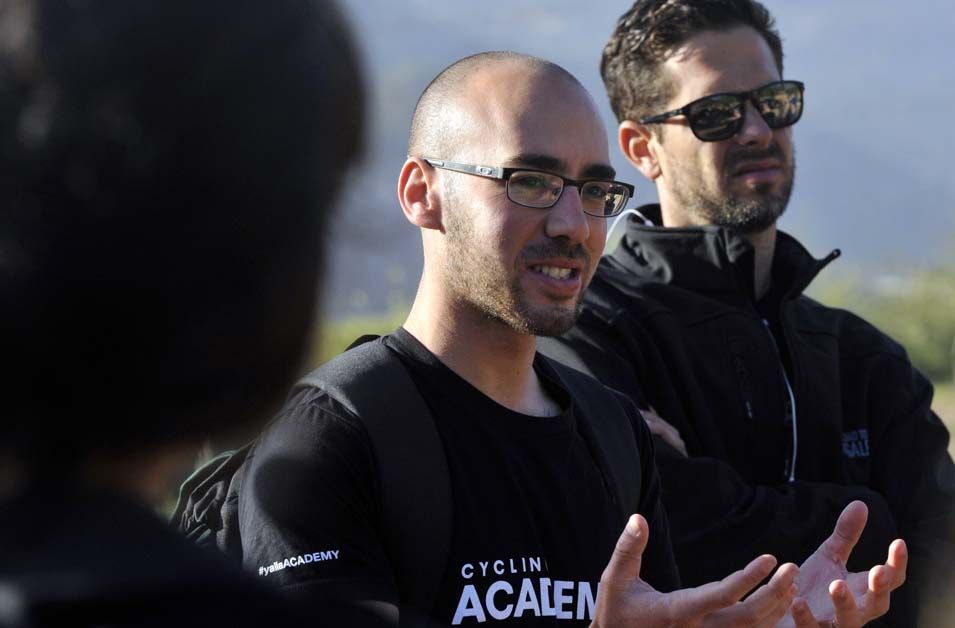 Team manager Ran Margaliot talks to the team