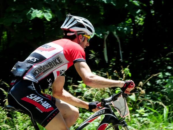 Sid Taberlay (Sho-Air/Specialized) climbs on the second lap