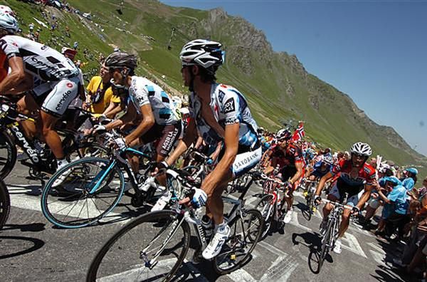 Frank Schleck (Saxo Bank) leads brother Andy Schleck