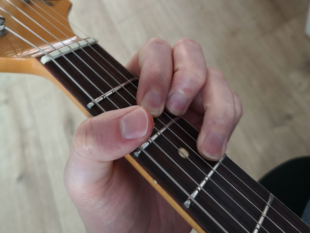 How to play the D chord on guitar