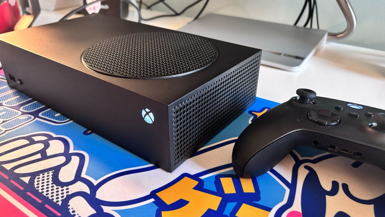 The Xbox Series S 1TB and matching controller viewed from the side.