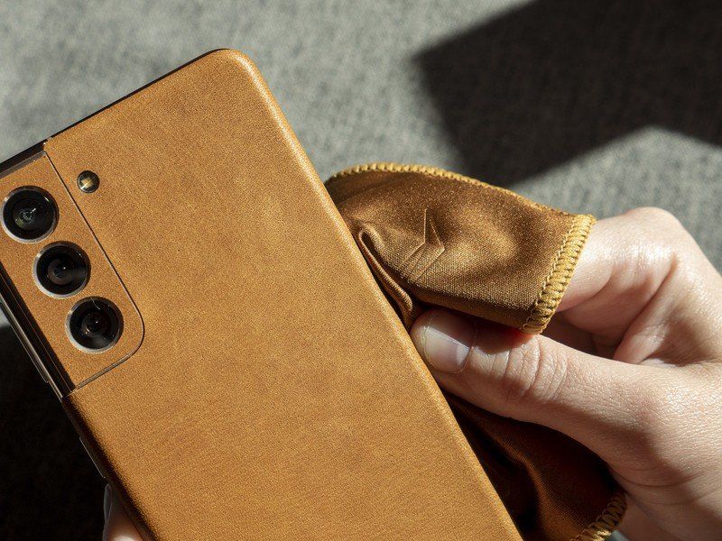Dbrand Leather Skins S21 Installation Cloth