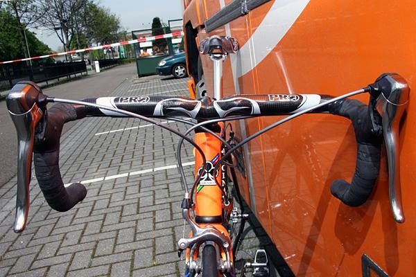 A front-on profile of the integrated stem and bars.