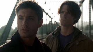 Dean and Sam talking to cops in Supernatural Season 1x01