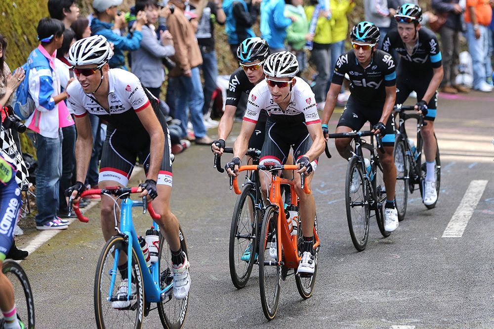 Bauke Mollema sits on a teammate's wheel