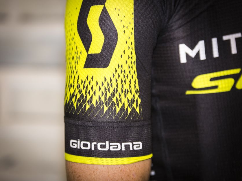 Scott's logo is prominent on the sleeve