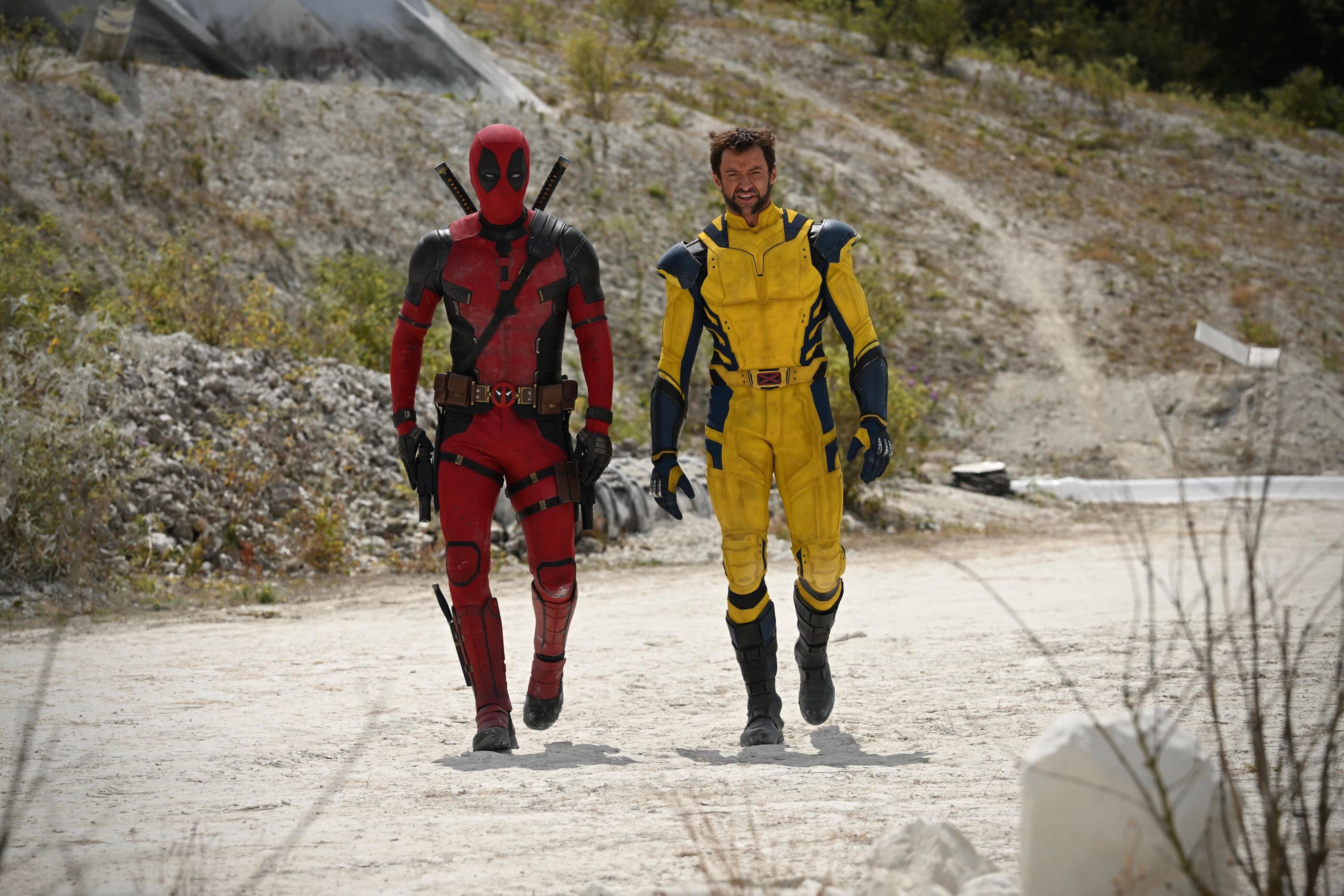(L, R) Deadpool und Hugh Jackman als Wolverine, beim Spaziergang auf einer unbefestigten Straße in Deadpool 3