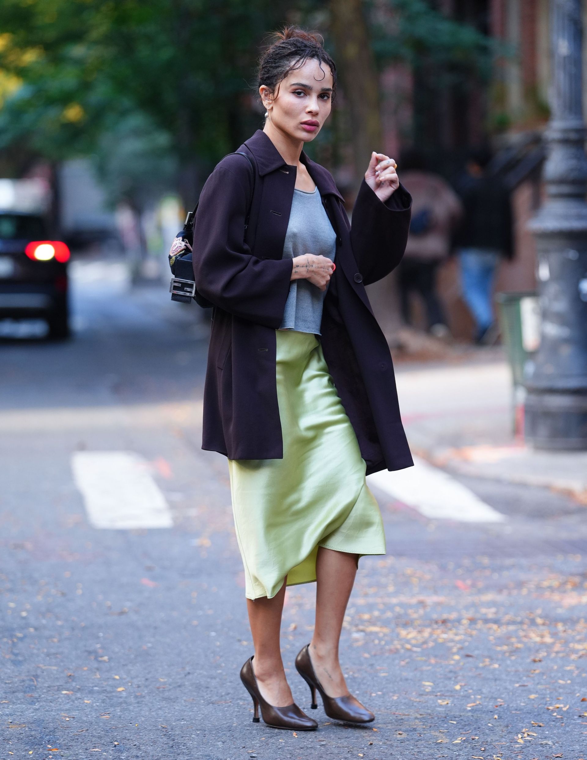 Zoë Kravitz films her new rom-com Die Alive in the high-vamp heels trend