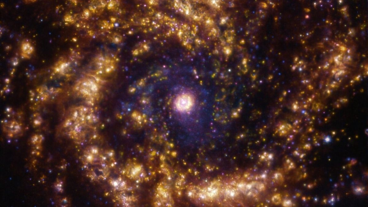 Starburst galaxy shines in new 'whirlpool of gold' photo - Space.com