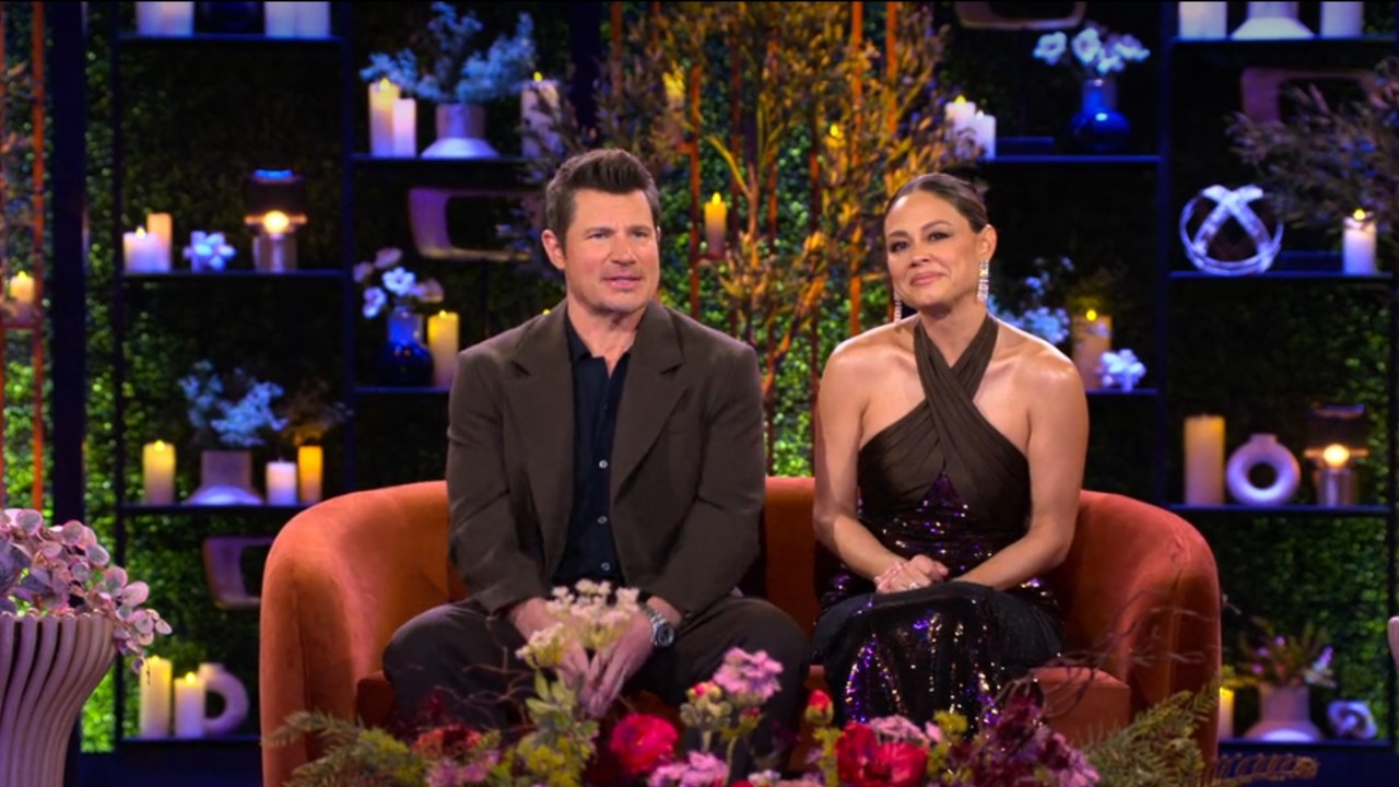 『ラブ・イズ・ブラインド』シーズン10の再会でカメラに向かうニックとヴァネッサ・ラシェイ。