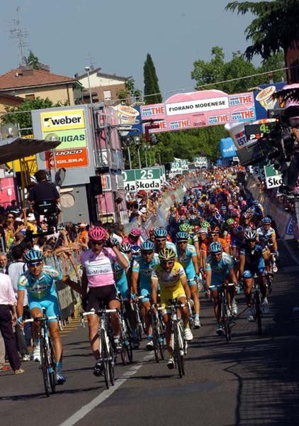 The Maglia Rosa Group finishes.