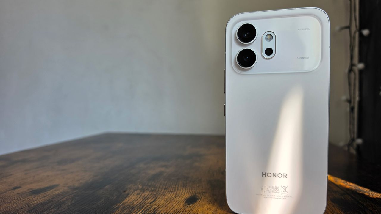 The Honor 600 on a desk