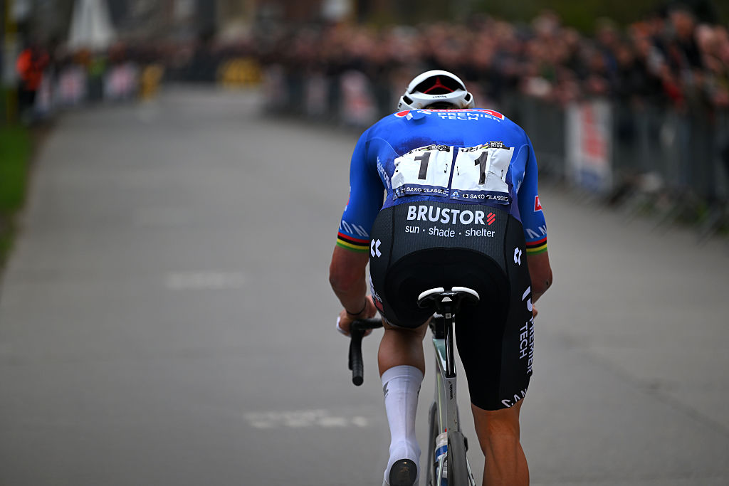 HARELBEKE, BÉLGICA - 27 DE MARZO: Mathieu van der Poel de los Países Bajos y el equipo Alpecin-Premier Tech compiten en la escapada durante el 68º E3 Saxo Classic 2026, una carrera de un día de 208,5 km de Harelbeke a Harelbek / #UCIWT / #UCIWT el 27 de marzo de 2026, en Harbeke, Bélgica. (Foto de Tim de Waele/Getty Images)