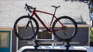 Rockymounts Tomahawk rack fitted to a white car and carrying a Red Trek bike