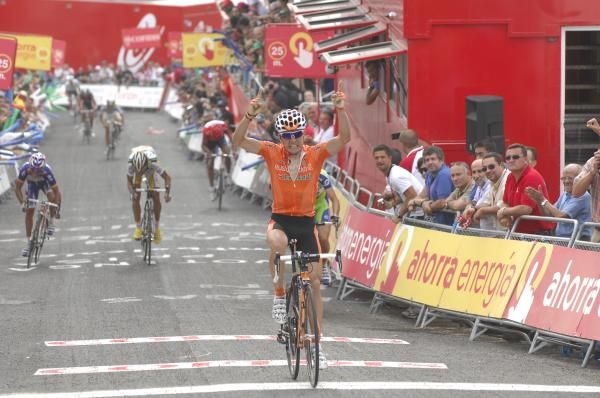 Igor Anton (Euskaltel-Euskadi) takes the plaudits at the end of stage four.