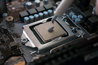 Applying thermal paste