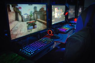 Ein Blick in einen Raum voll Gaming-PCs
