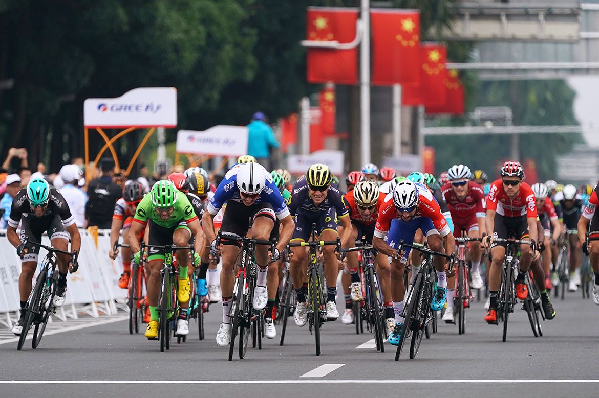 Fernando Gaviria (Quick-Step Floors) and Max Walscheid go head-to-bead for the win