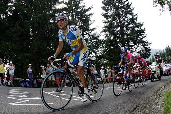 Cyril Dessel (AG2R) leads another group up today's difficult climb.