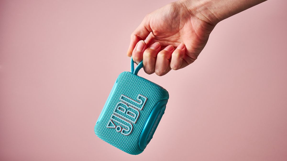 Person holding the JBL Go 5 by its strap