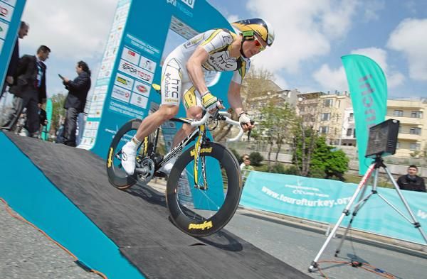 Andr&eacute; Greipel (Team HTC - Columbia) rolls down the start ramp on his race-winning ride.